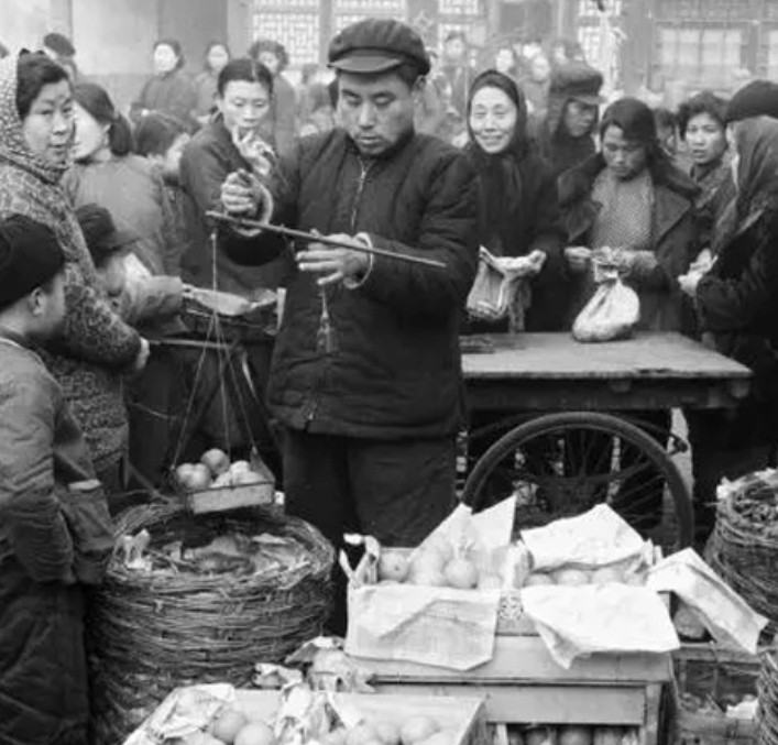 那是在50年代初，刚刚建国后不久，中央纪委的一位干部买了一只烧鸡，价格是五毛钱，