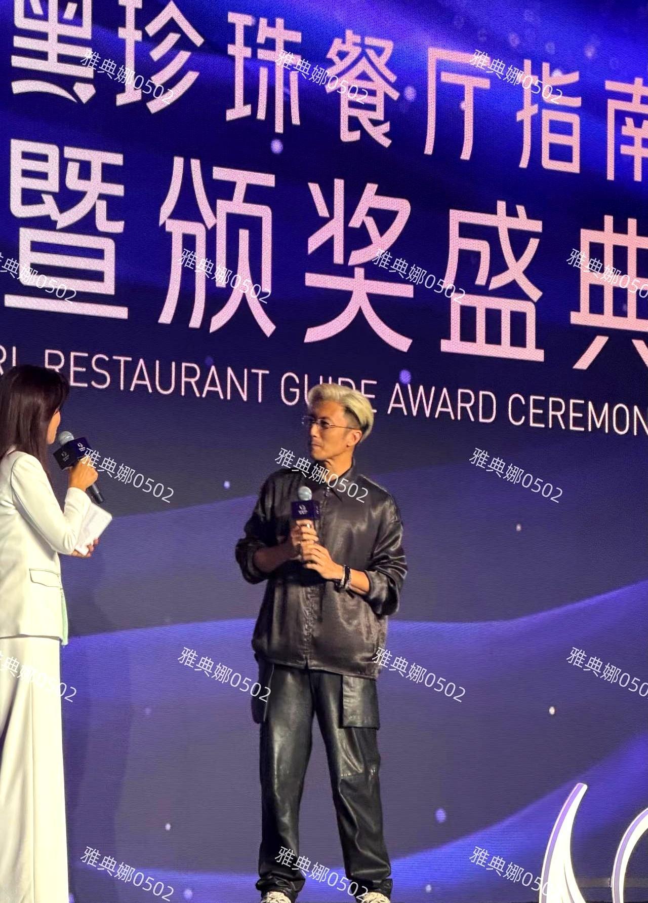 泉州现场，离谢霆锋不到三米，滤镜碎了一地。那双厚底鞋，太刺眼了。踩着那么厚的