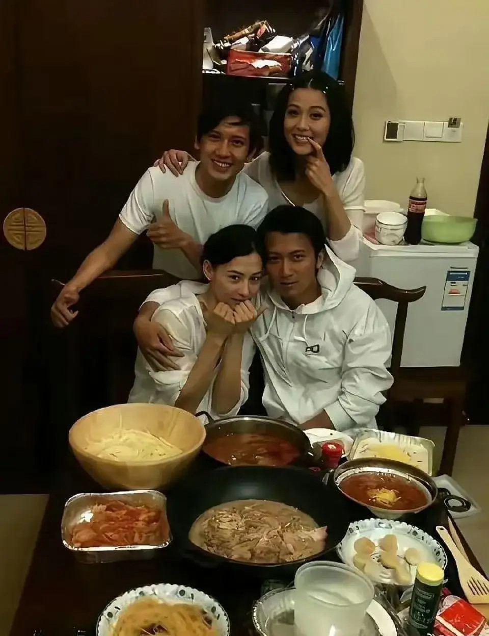 早年谢霆锋和张柏芝应该也是相爱过吧，这是一张张柏芝当年探班谢霆锋时的照片。当时还
