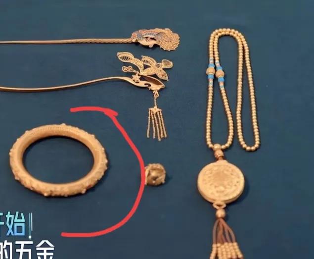 金莎这个80克金手镯，加上这些雕刻工艺，怎么也要十万左右吧。还有发簪，别看着它