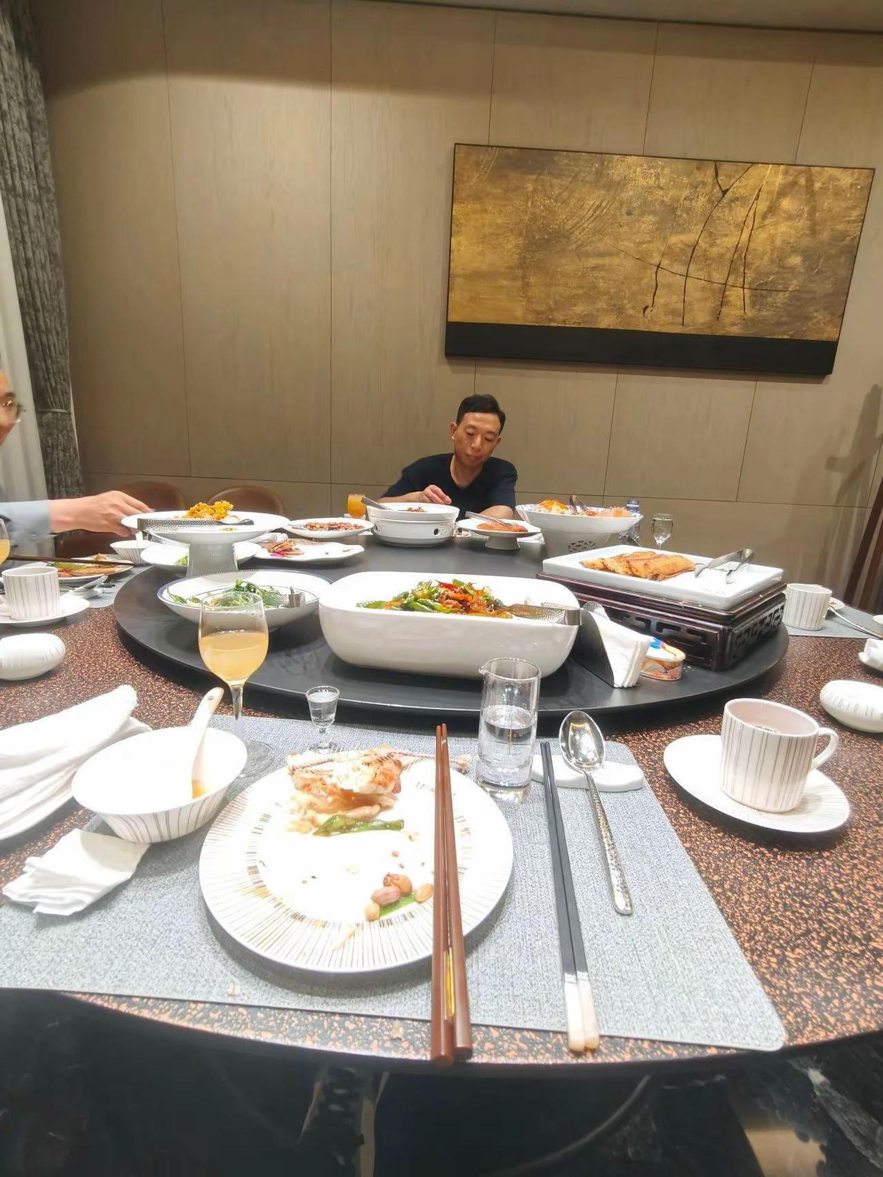 昨天晚上和银丰玖玺城的小伙伴体验了一下玖玺城七期陇和院会所里边的私宴！试想一下，
