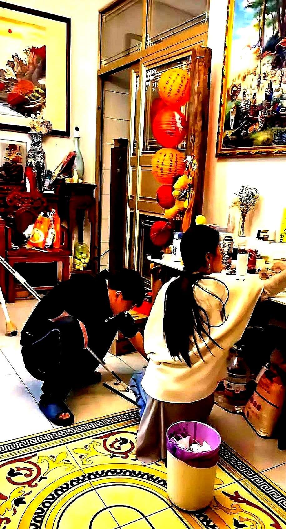 凌晨四点，大衣哥的儿媳陈萌，已经把灶台擦得锃亮。没人信一个幼儿园老师能“治