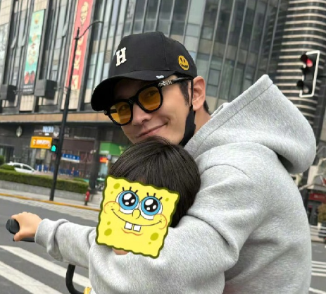 黄晓明在个人社交平台高调发布了一组动态字里行间满是藏不住的骄傲与喜悦，瞬间引发