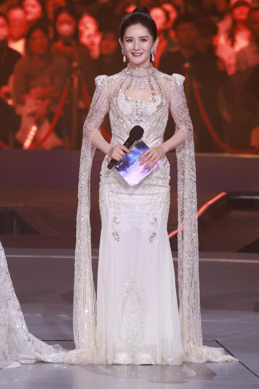 最近谢娜在成都出席时尚活动，她这回穿了一件很奢华的白裙，看起来年轻又靓丽，气质超