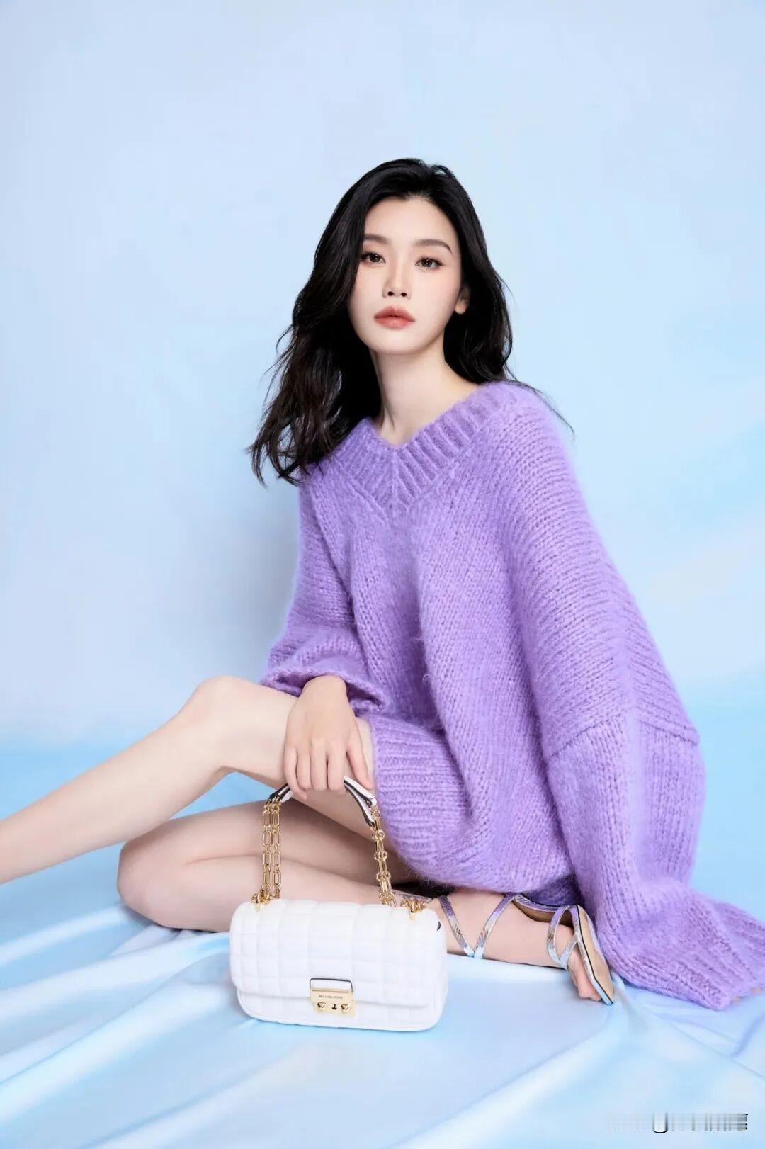 老话说“娘矮矮一窝”，可你看奚梦瑶妈妈，皮肤白身材好，虽然没公开身高，但看女
