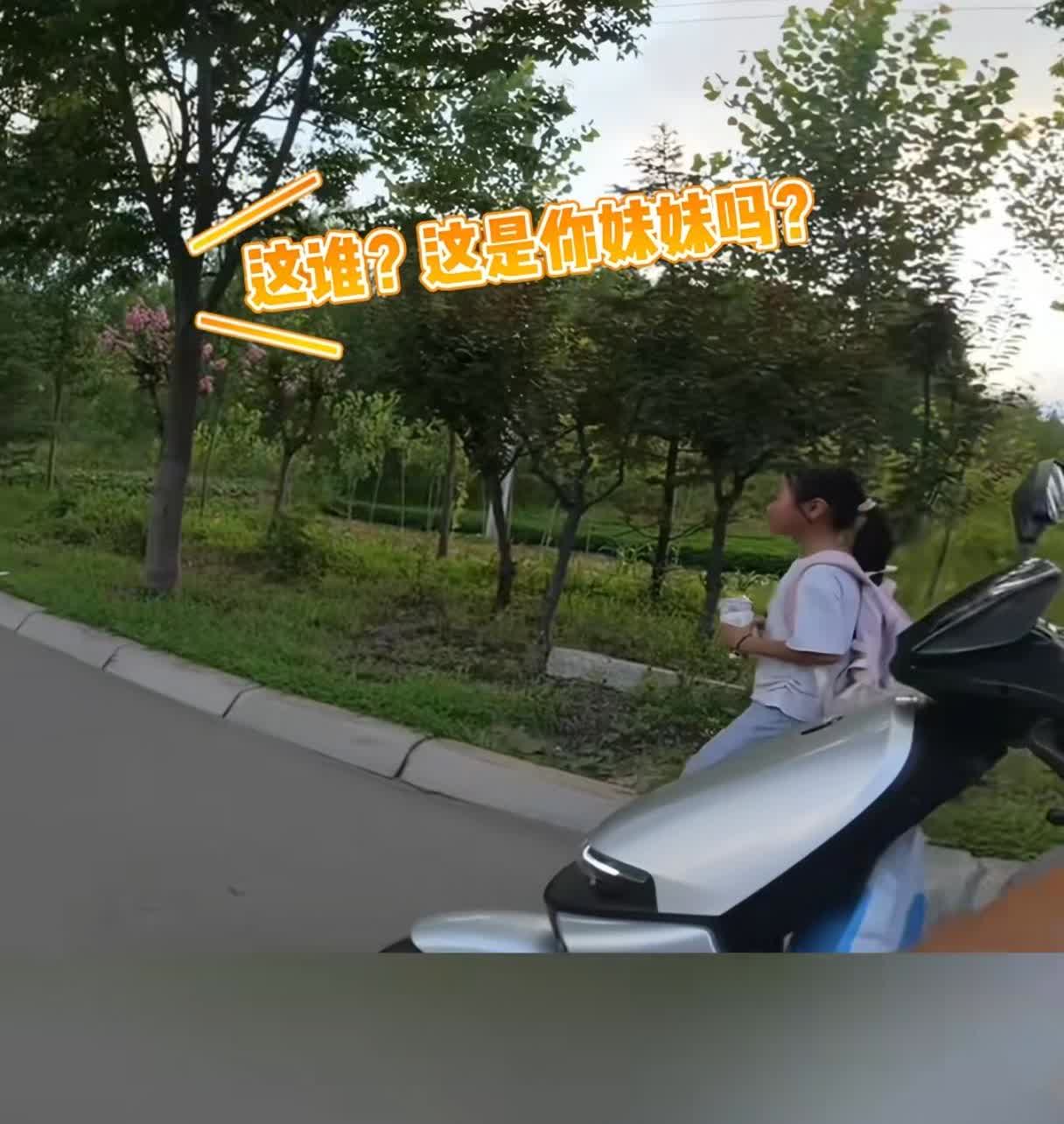 山东费县的一条马路上，一个小女孩正背着书包往家里走。有一个骑着电动车的小伙子不知