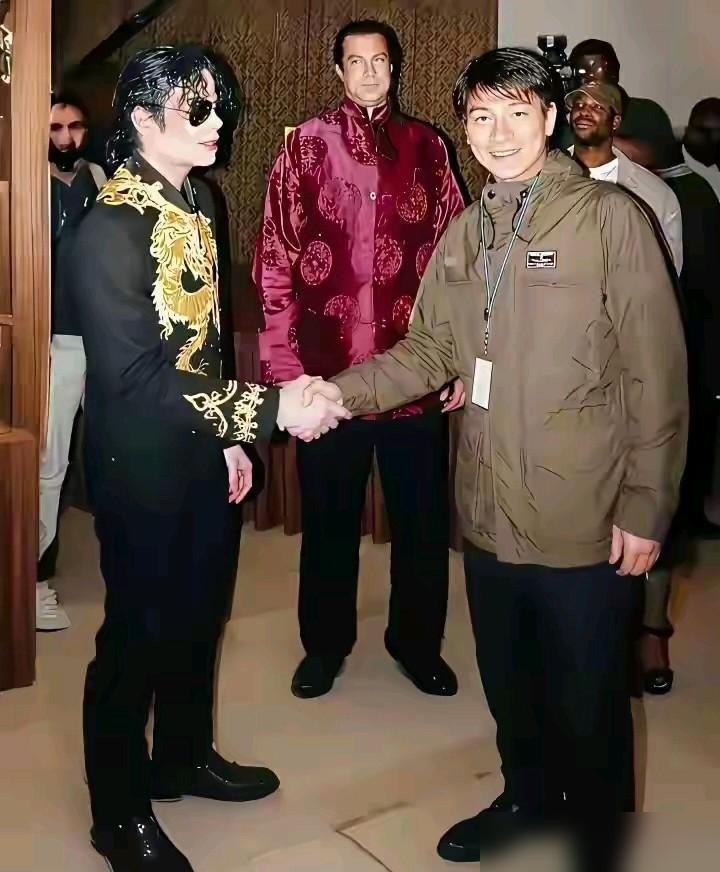 别再吹刘德华和杰克逊惺惺相惜了。那张世纪合影，我告诉你，藏着一个残酷的权力真