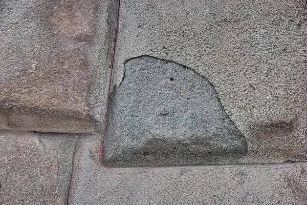 很多人盯着秘鲁、多边形巨石墙，总在争论一个问题：古人到底靠什么，把几十吨的石头“