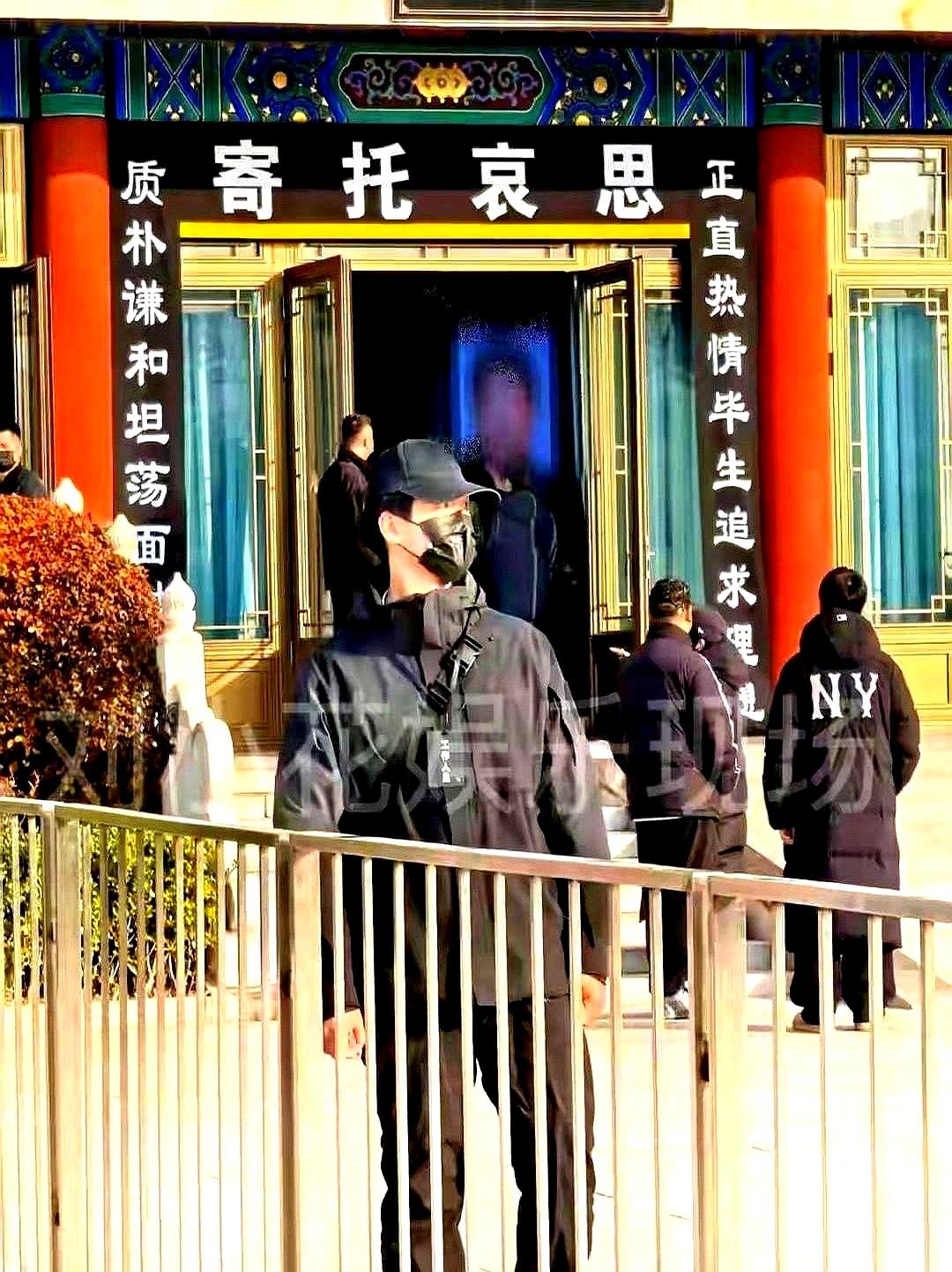 三代行医，官至局长，最后没回老家，葬在了八宝山。罗晋父亲行医三代，一生救