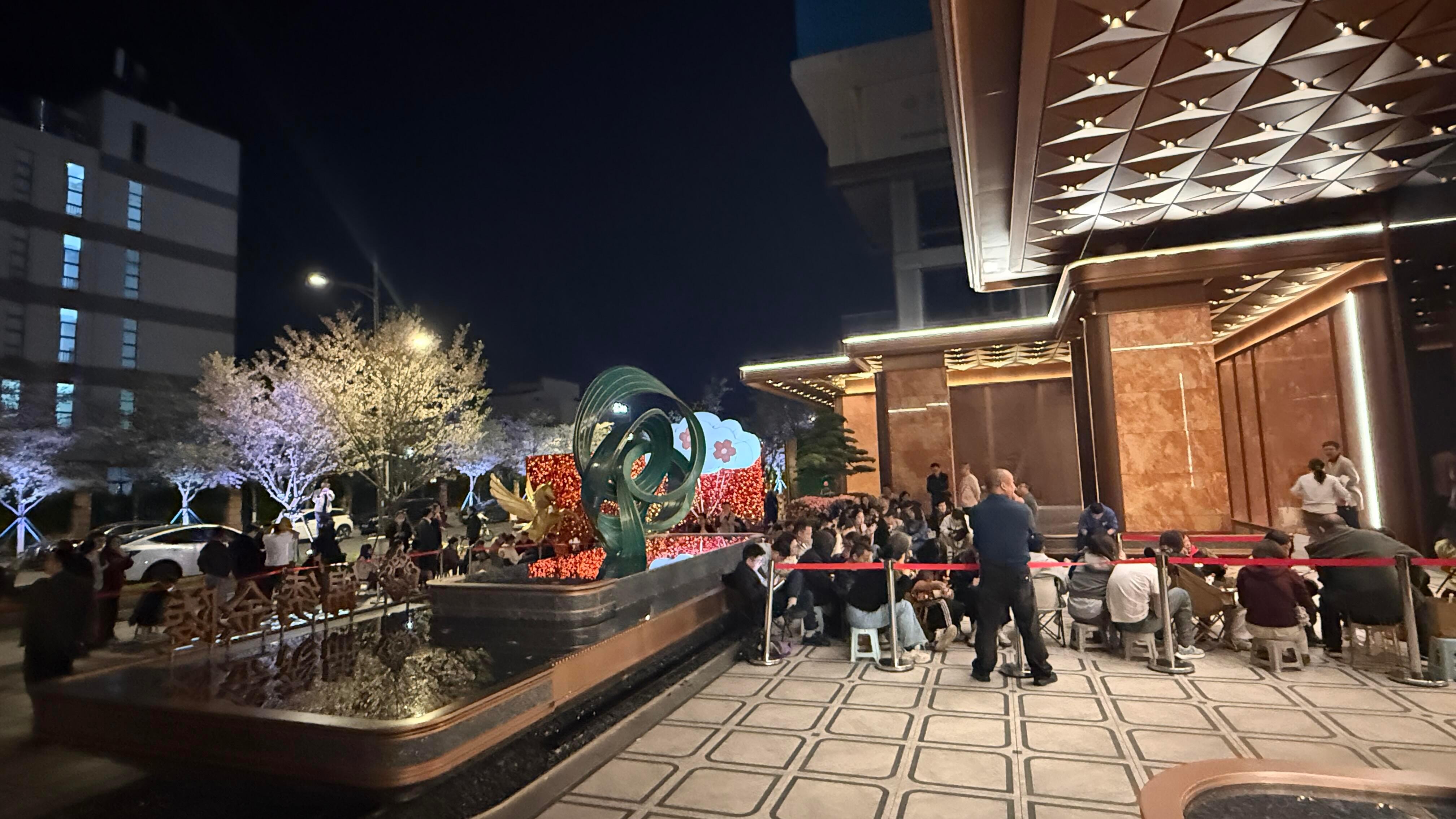 南京某楼盘通宵排队买房？别吓我啊，科幻片都不带这么演的。