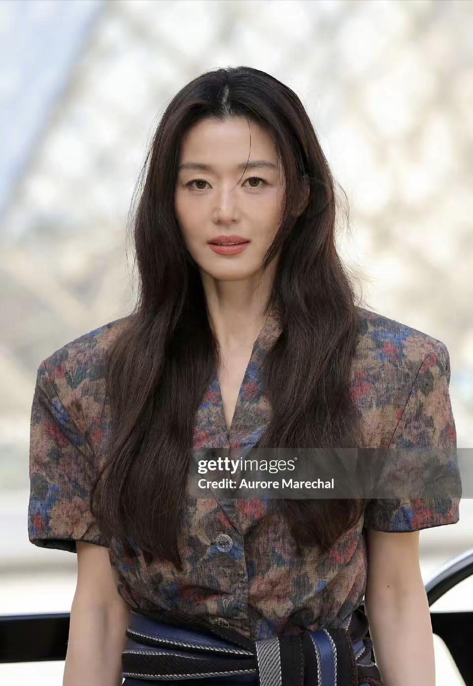 全智贤这件上衣，但凡换个街市阿姨穿，那就是她去菜市场买菜的战袍……这暗沉的花