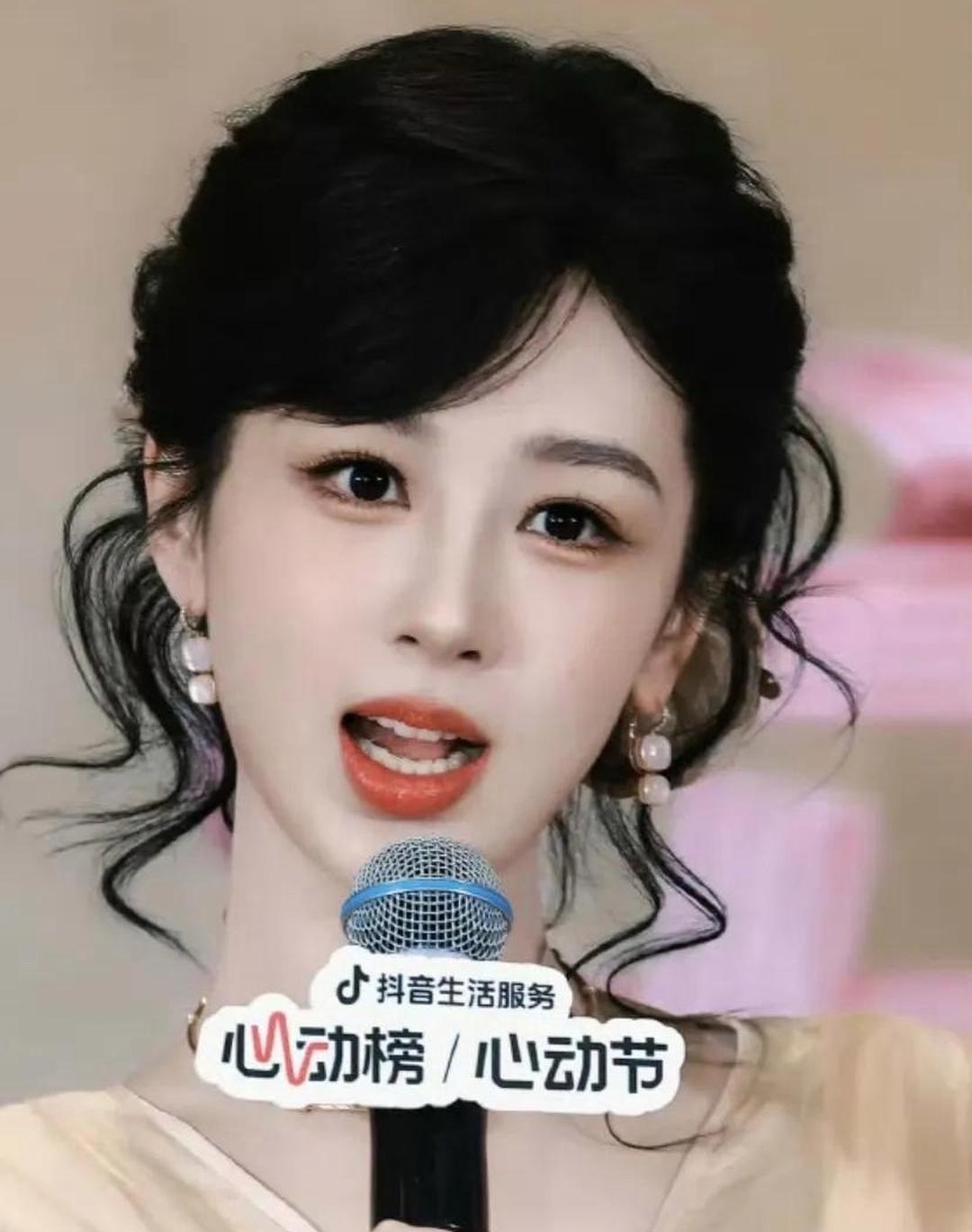 杨紫现在的妆容，我看着有点眼熟，让我想起了另一位女明星。不过话说回来，妆容、造型