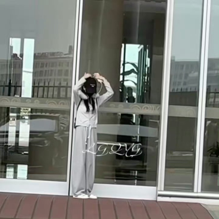 白鹿机场和粉丝打招呼比心[红脸笑]心软软​​​