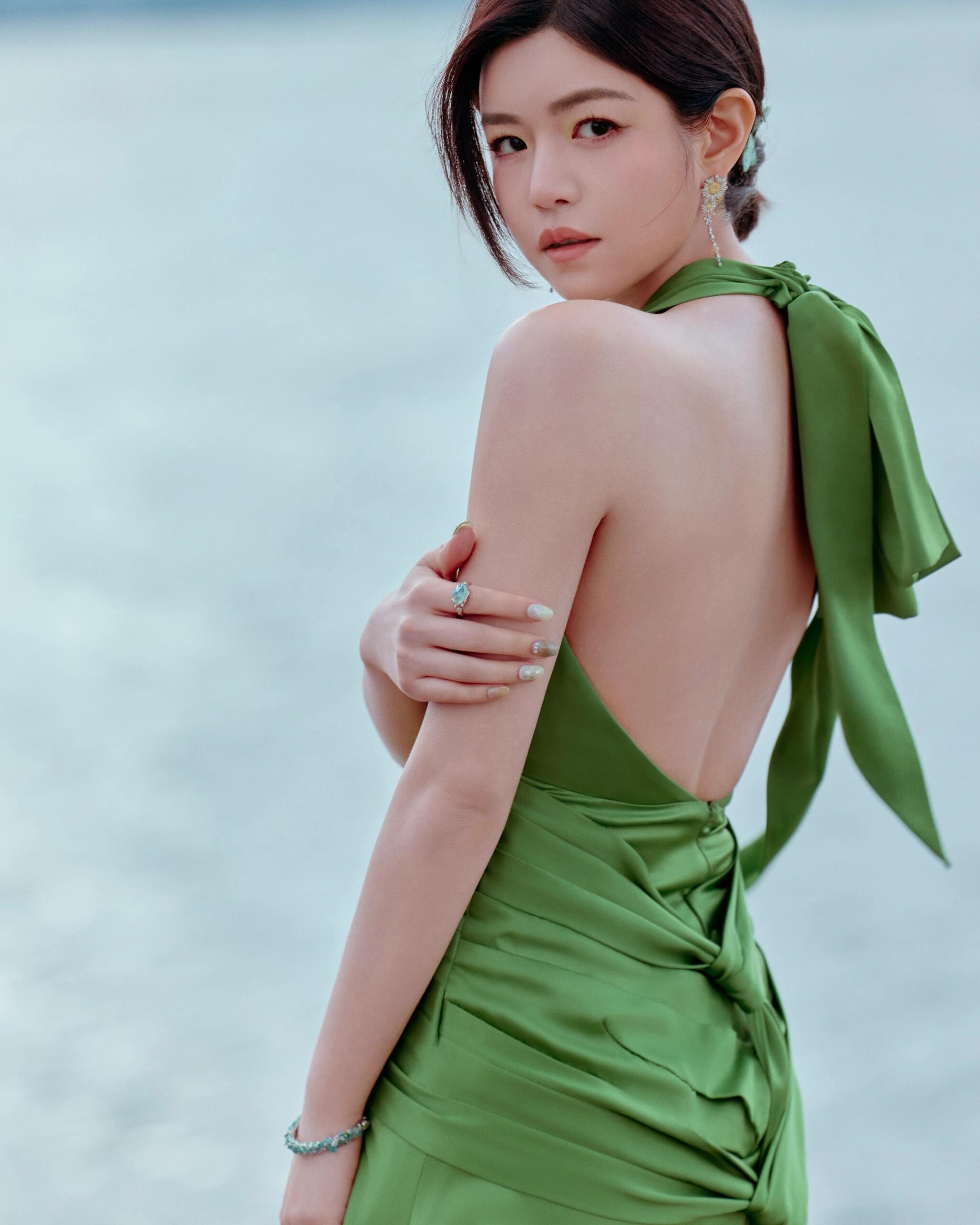 湖光、绿意、浅笑，陈妍希一袭墨绿挂脖裙美的让人心里很柔软。