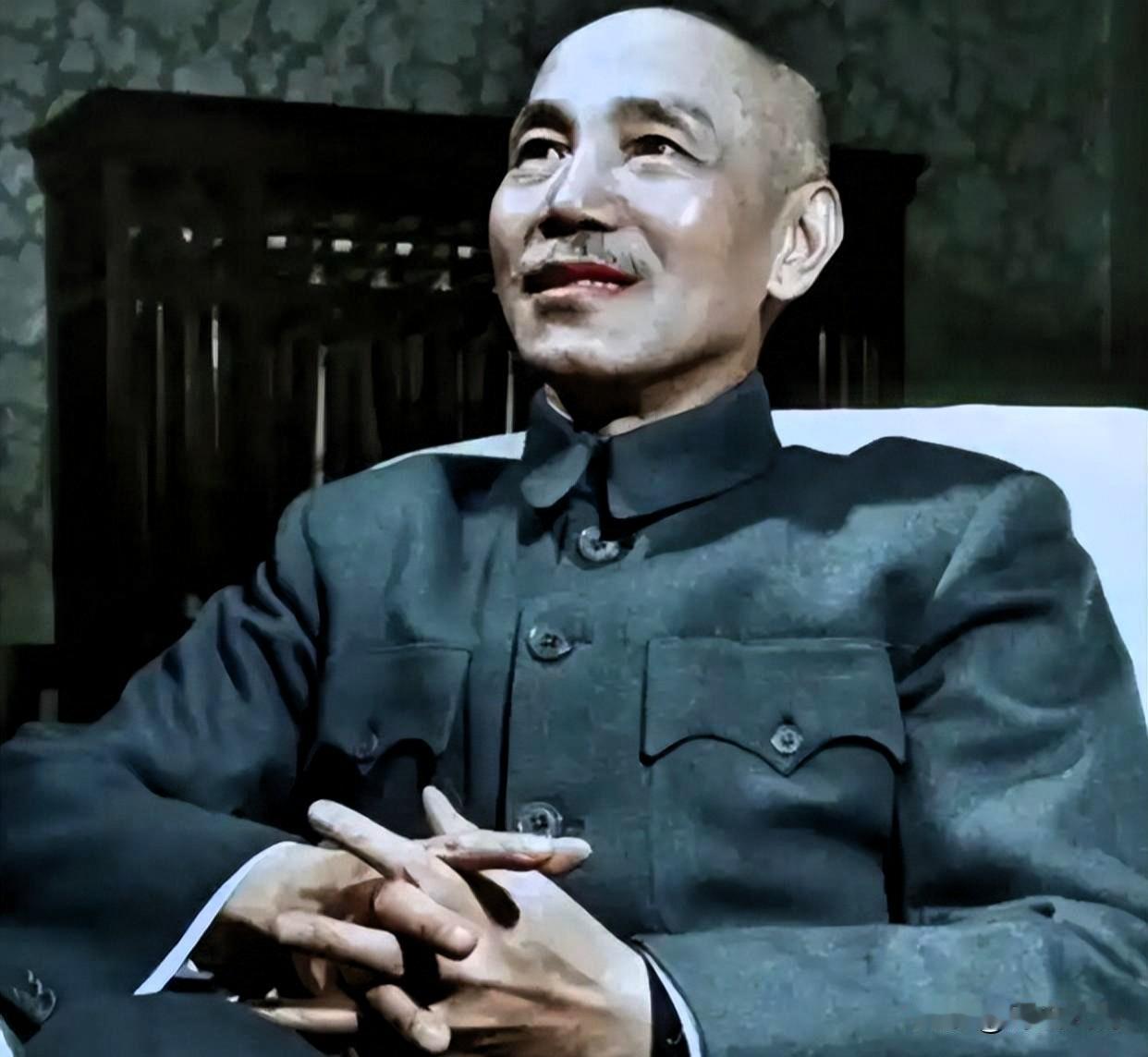 1946年春，苏军逐步撤出东北主要城市，蒋介石陷入艰难的地缘困局。他不愿放弃耗费