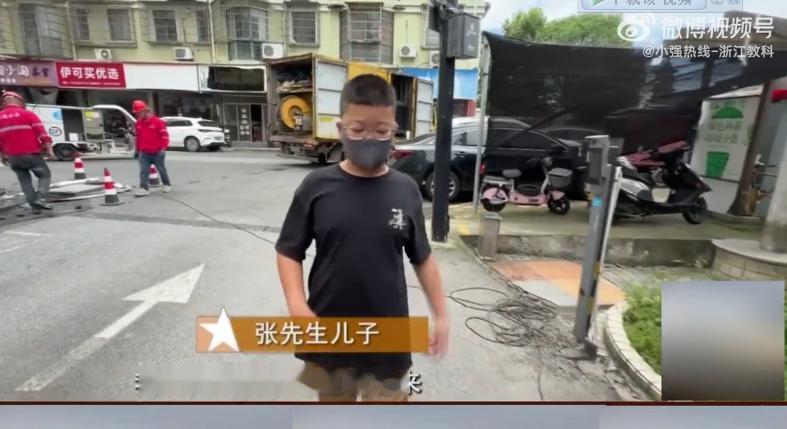 “太欺负人了！”浙江嘉兴海盐，一12岁男孩带同学回自家小区做客，竟被保安拦在门口