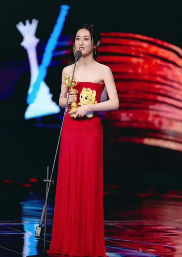 张子枫颜值确实高，但这身材实在没得吹。瘦成一张纸了，女性健康美在她身上完全感受不