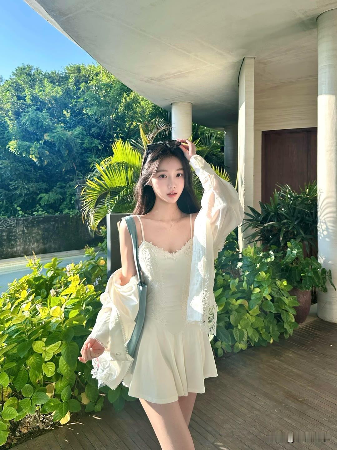 绿树阴中见美人，轻盈步履似仙仙。绿裙美人绿裙溪景照