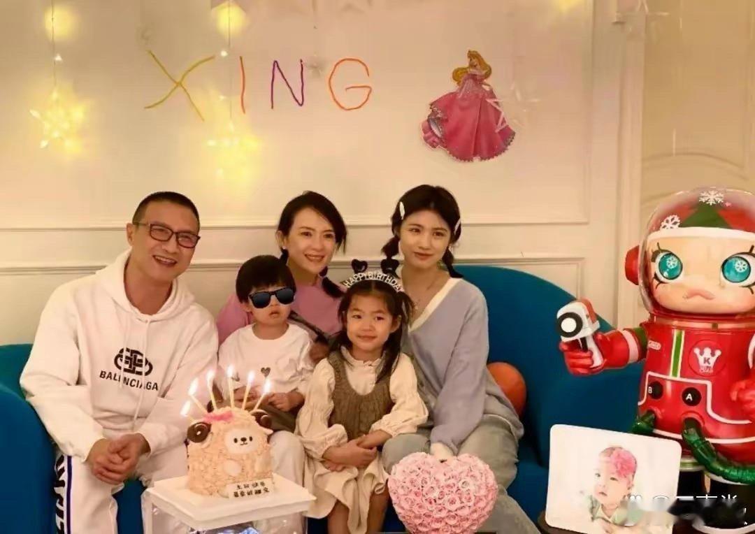 汪峰与章子怡离婚后首次同框撒糖啦！在小儿子生日宴上，国际章母爱爆棚，画面超暖超有