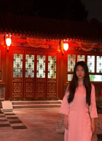 李湘女儿终于忍不住晒自家北京小院了！只是大半夜穿旗袍配长发拍照，加上两大红灯笼，