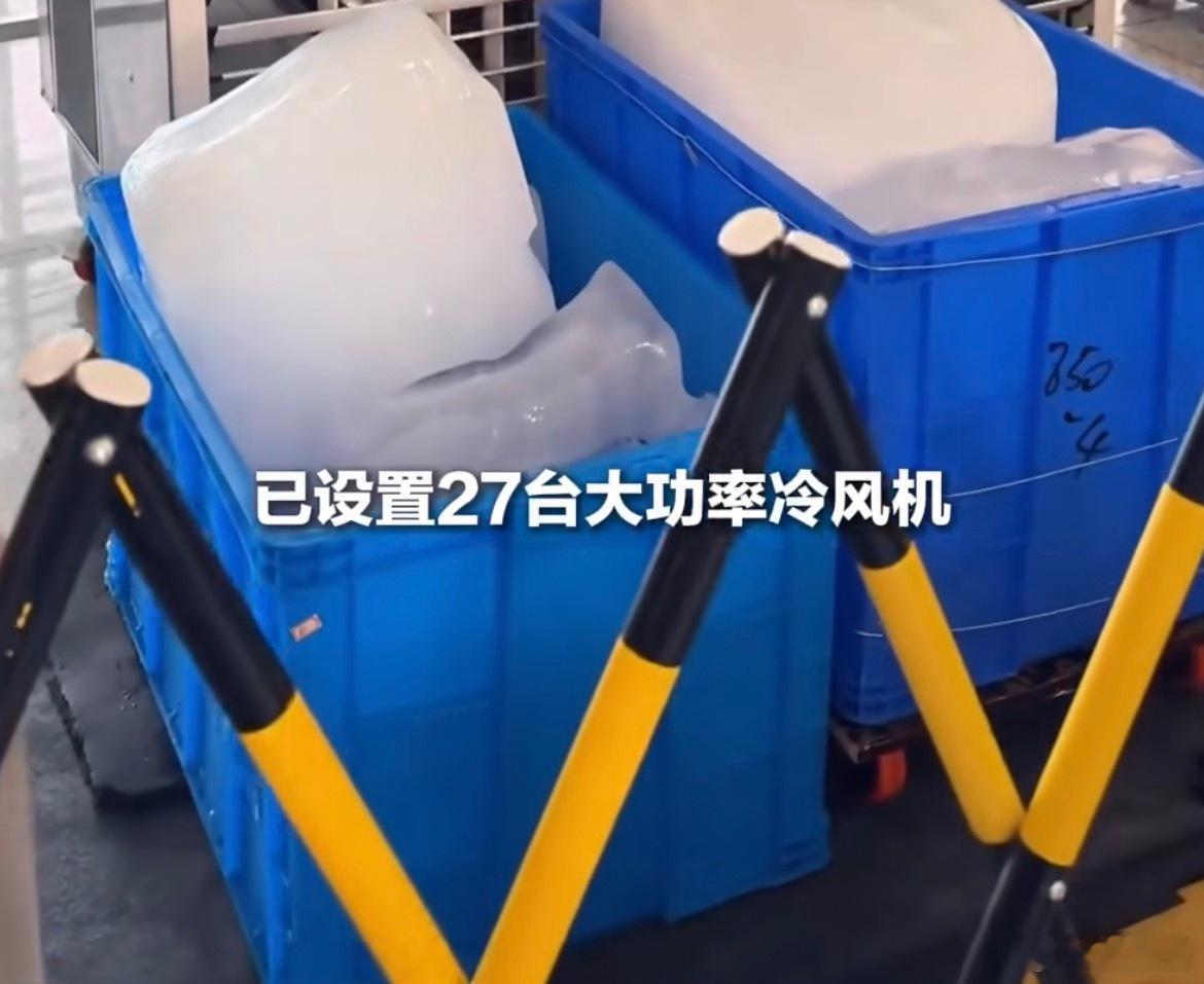 郑州东站已设置27台大功率冷风机之前被网友投诉郑州东站太热了，在候车热得受不了，