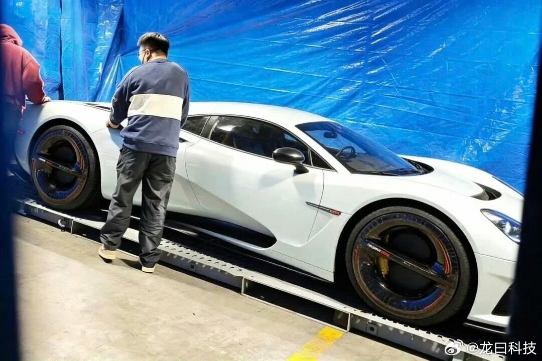 小米超跑有人前几天在巴塞罗那街头拍到辆低趴车型，轮毂上印着xiaomi标。业内普