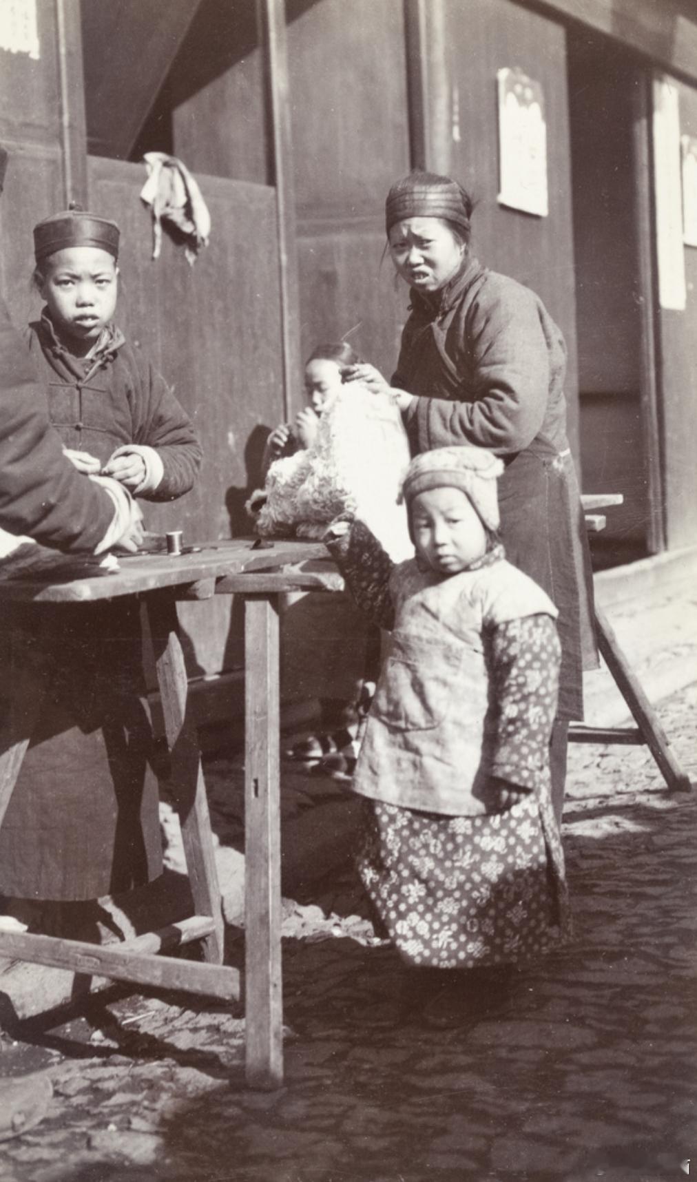 正在缝制冬装的裁缝，1905年​​​