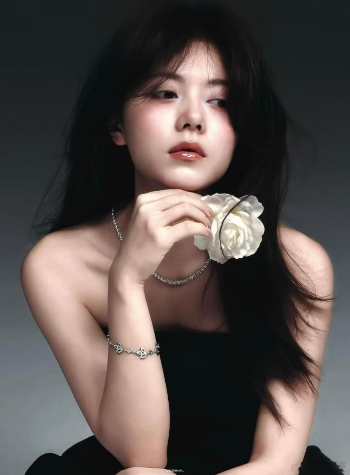 赵今麦：澄澈眉眼兼具少女的鲜活与从容的大气！​​​