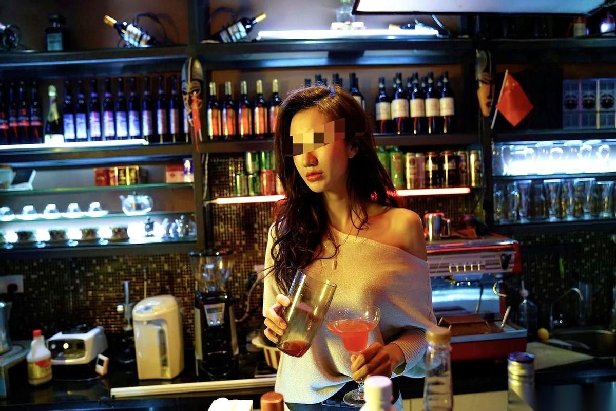 去酒吧摸了人家姑娘一把,以为自己特牛逼。结果,15万没了。就刚刚刷到的事儿。