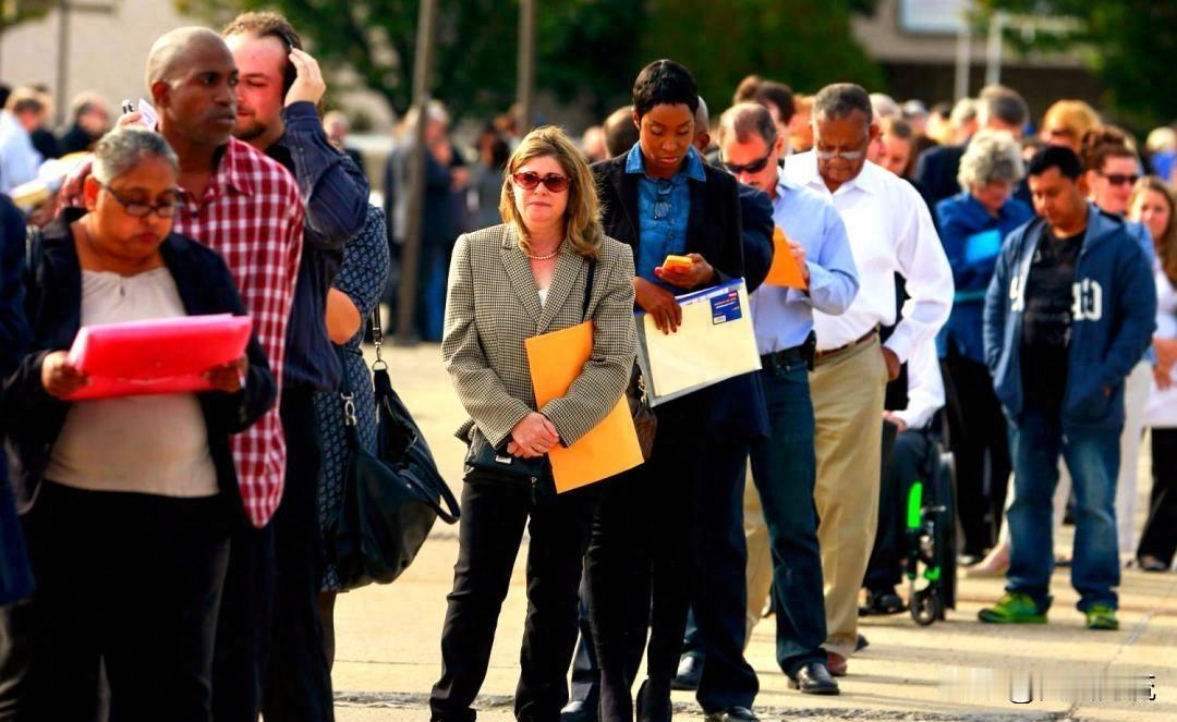美国企业大规模裁员超百万，底层工人首当其冲，明年形势或更糟。美国就业机构最新数