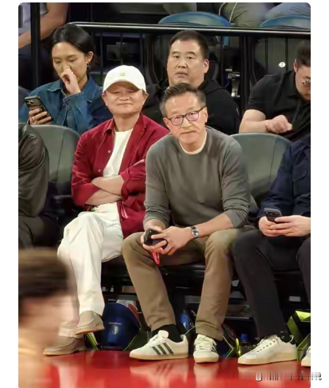 10月10日刷到这张合影，马云、成龙、贝克汉姆坐一排看球，这画面光是阵容就够吹一