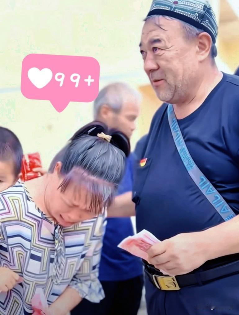泪目了！跨越四千公里，从新疆到广西的阿里木大叔，兜里揣着现金见人就塞。起初