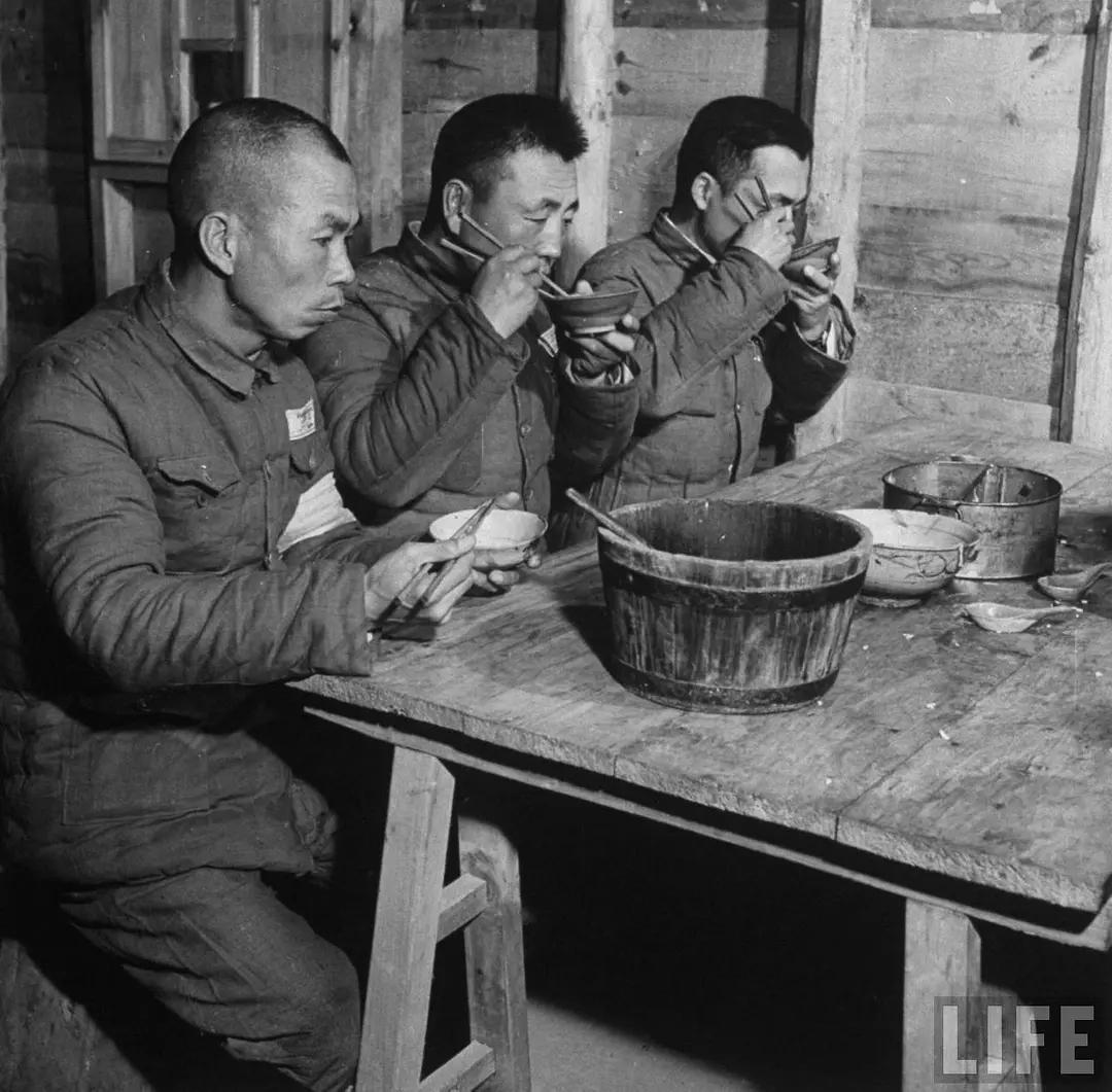 1945年，美国《生活》杂志摄影师杰克·威尔克斯在云南昆明拍下的一张，照片中三名