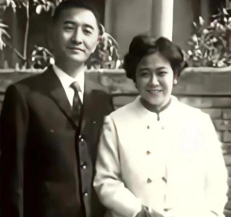 1988年，一位叫蔡国栋的台湾老兵带着妻儿回到老家看望原配妻子，没想到原配在看到
