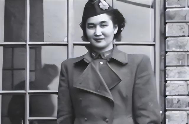1940年，地下党康乃尔正在茶楼玩牌，一军统美女突然拍了拍他的肩膀，使了个眼色说
