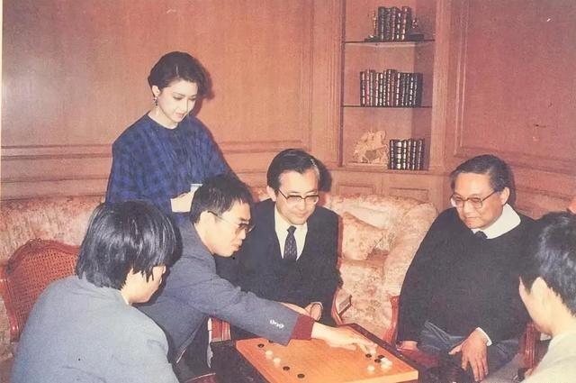 1984年在香港，聂卫平与金庸对弈，胡茵梦站立观战！1984年的香港，正处于中