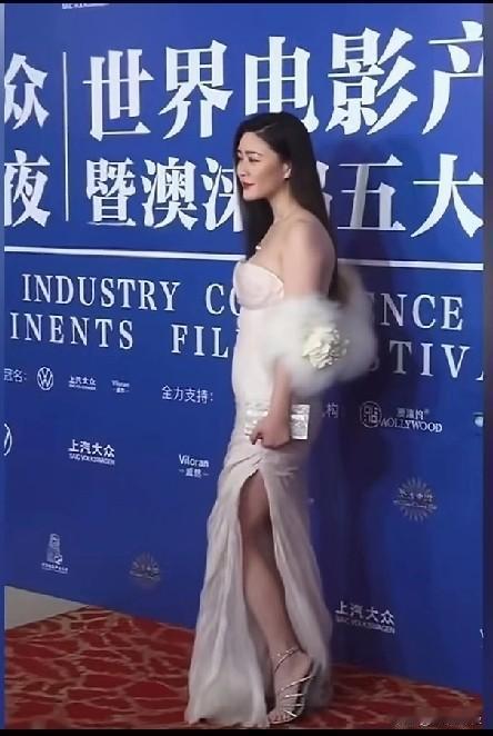 终于知道这位娱乐圈的女大佬为什么这么厉害了了。原因很简单，不是漂亮身材好，而是