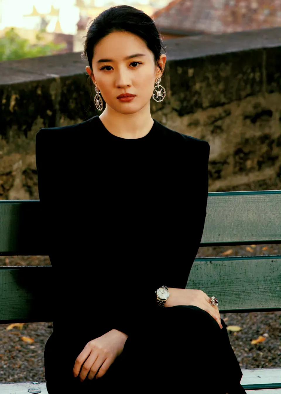 刘亦菲内心非常强大，她从来不在乎别人的看法。记者问她：“男生喜欢纯情眼睛大的
