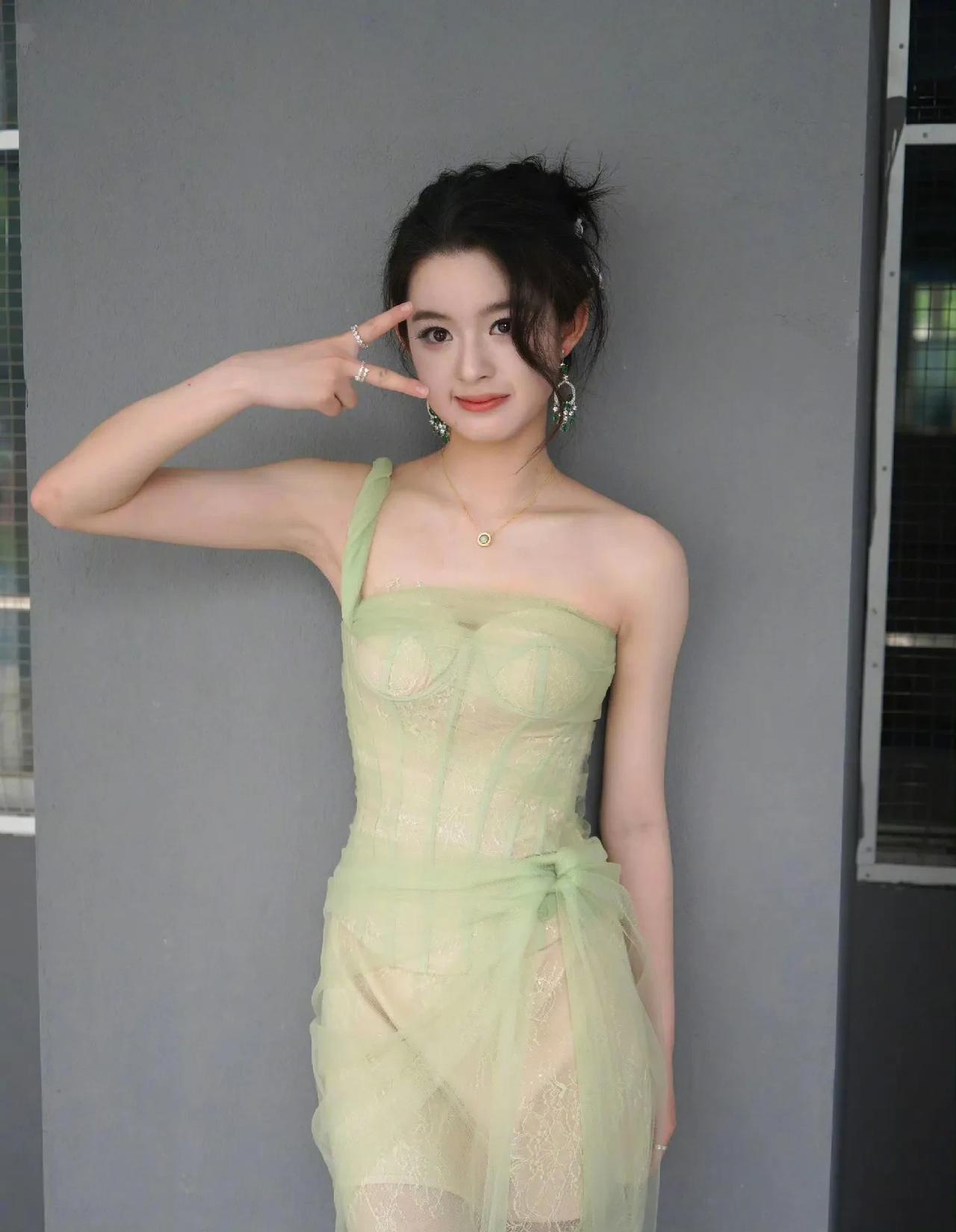 黄杨钿甜这一波赚大了！本来是个名不见经传的小演员，经此一役不但毫发无伤，而且还升