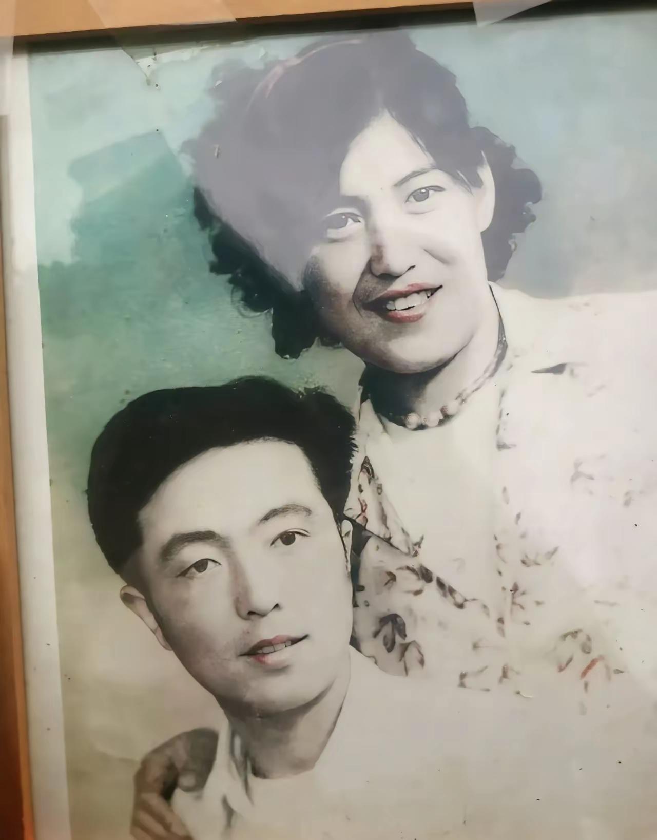 张雪峰父母合影。张雪峰长得好像妈妈。张雪峰的爸爸是一名铁路局的工人，。他的妈妈