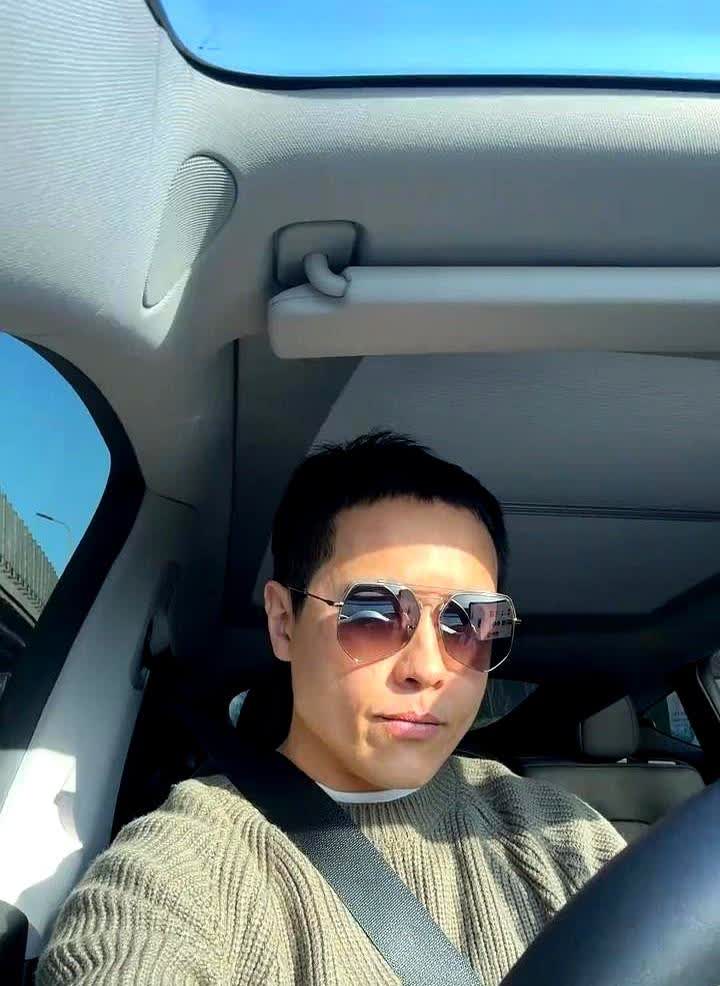 刚送完小酒窝，高铁还没进天津站，手机弹出一条旧闻：高云翔在天津另有一套房，户口本