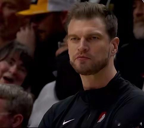 开拓者内讧升级！格兰特和霍勒迪均不打球了！逼迫斯普利特改变战术打法！开拓者球队整