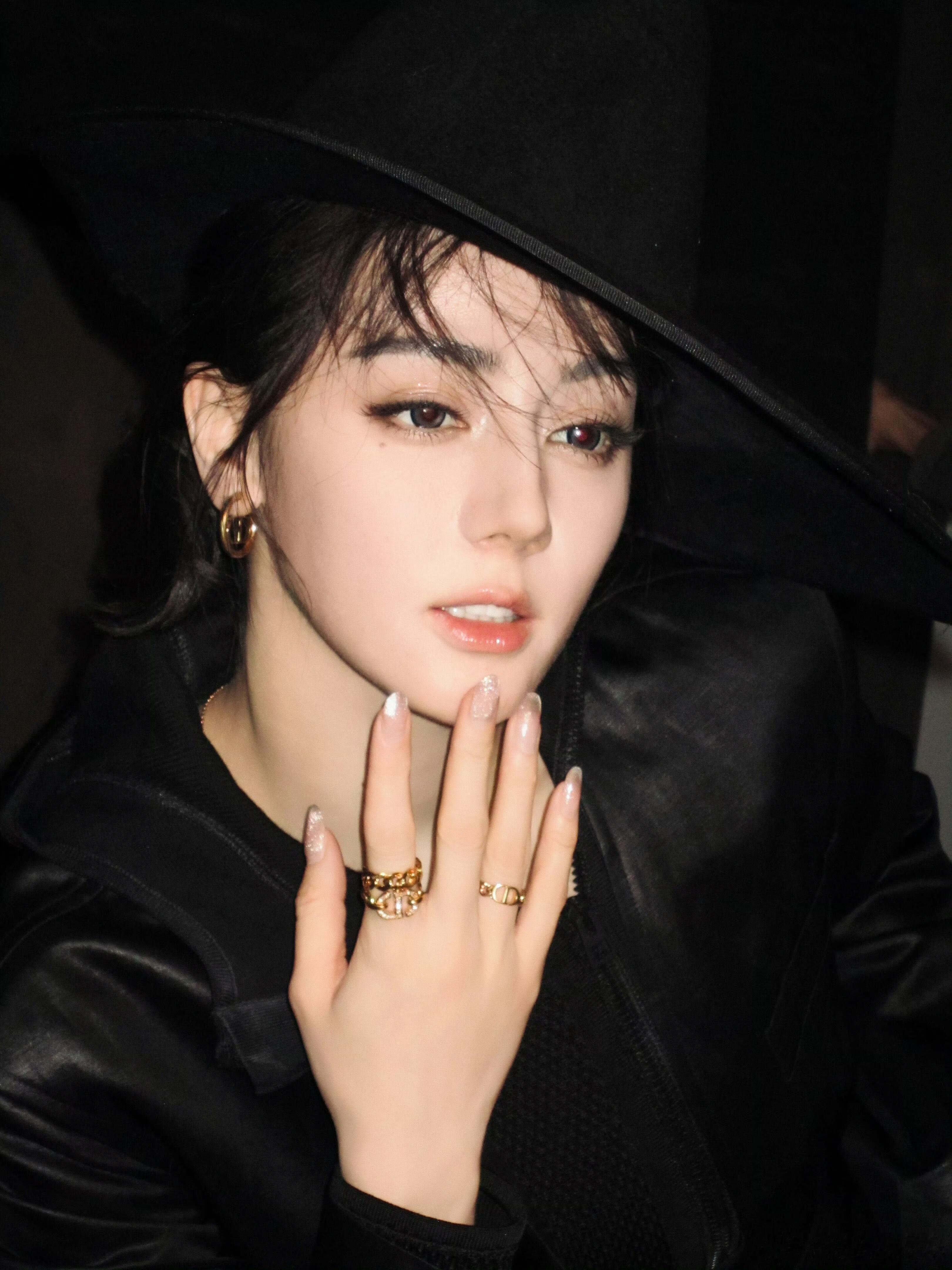 迪丽热巴疯刀出鞘，雕塑家与猎枭人双面切换，90%打戏亲自上，聂九罗的刀光太飒，坐