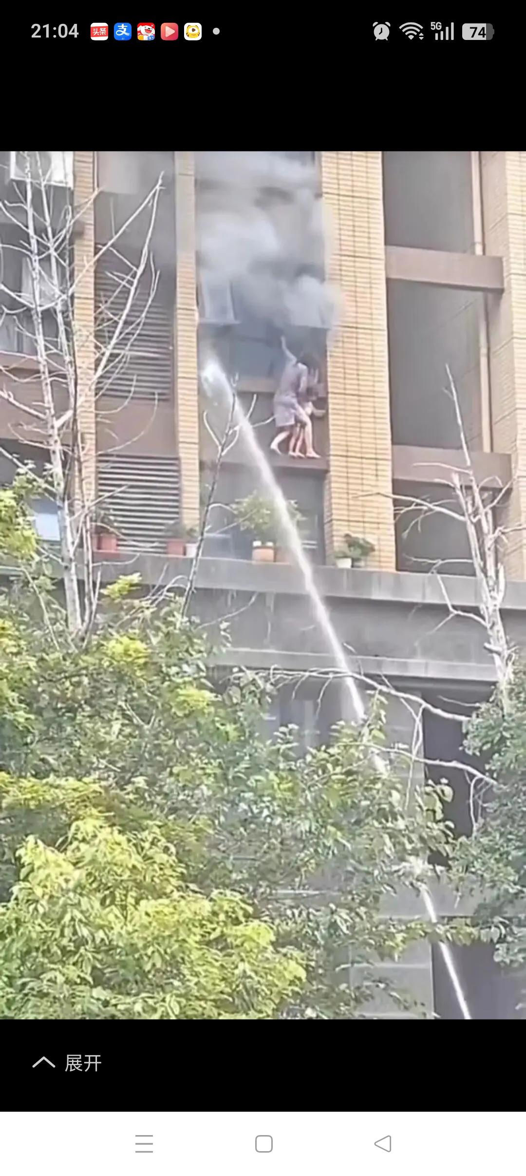 她用腿夹住3岁的女儿，在窗台上支撑了300秒，却没有等来云梯车和充气的护垫。[流