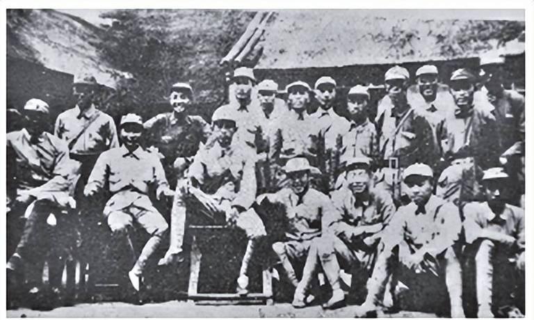 1933年，红25军军长吴焕先率部途经家乡，路上遇到一具女尸，他走近一看，脸色大