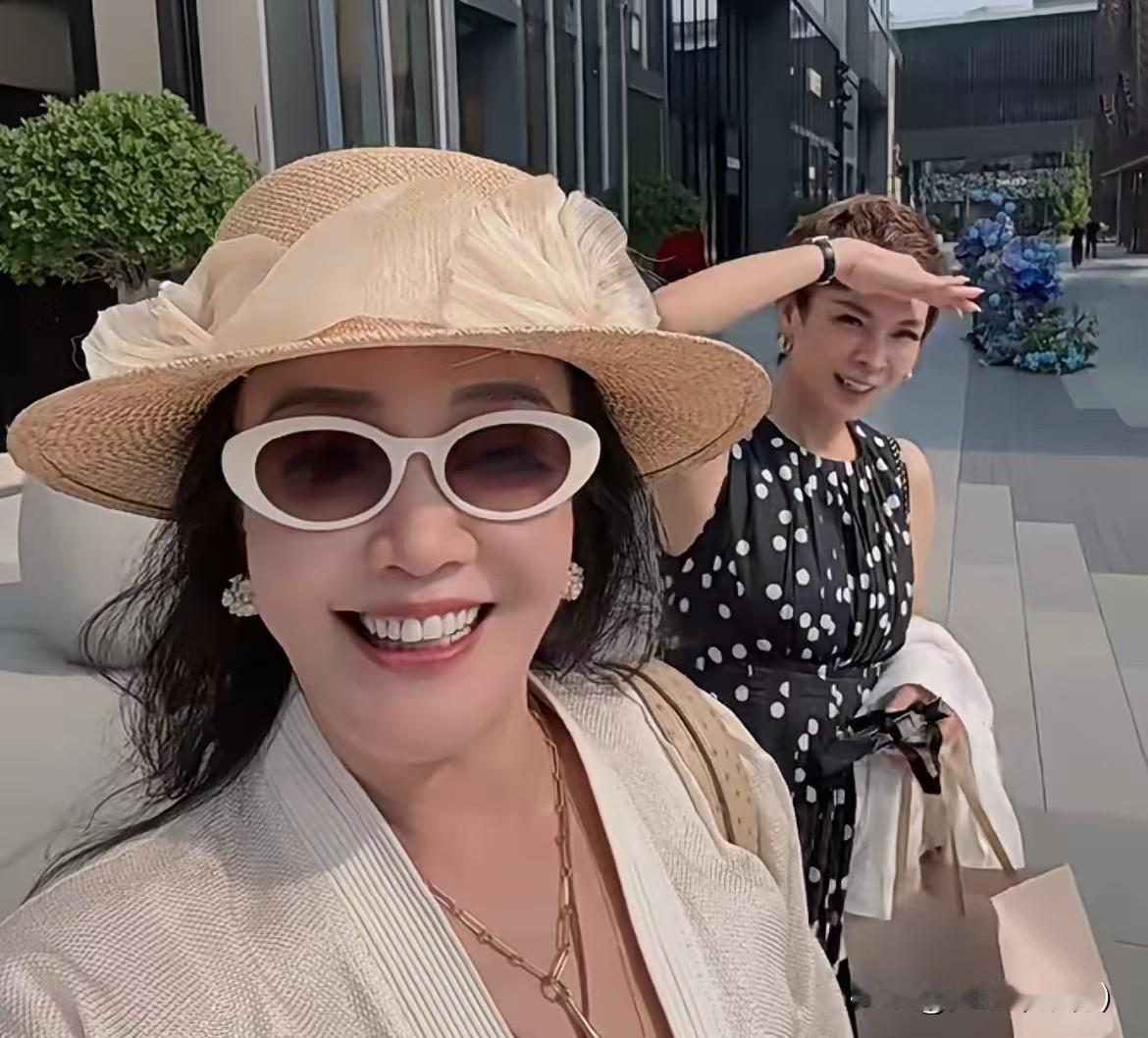 大S的女儿小玥儿顺利回到北京，兰姐第一时间更新逛街vlog，祖孙二人现身三里屯购