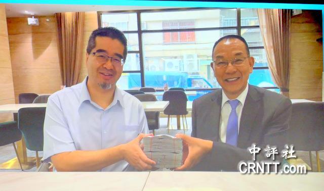 萧旭岑与台商合捧现金照，民进党立委怂恿检调单位介入侦办马英九基金会人事风波持续
