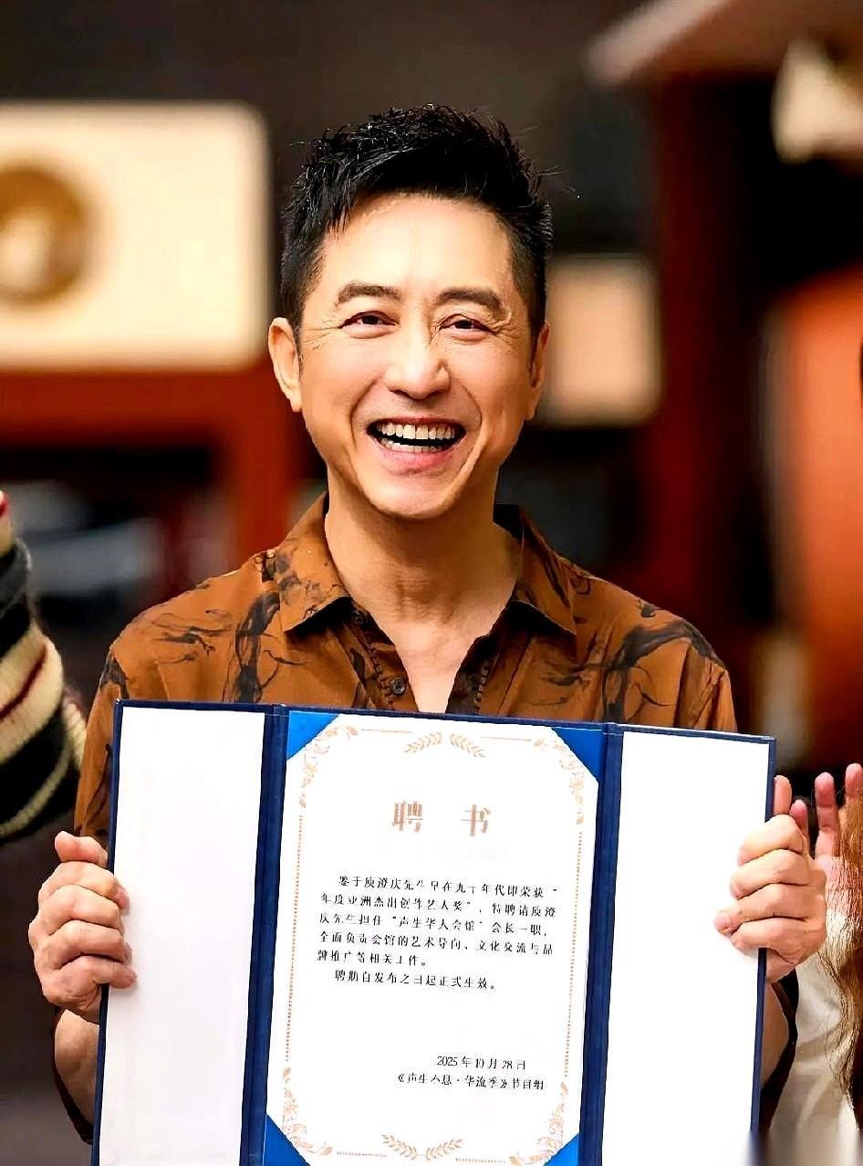 亲爹在这边开记者会，委屈巴巴地说儿子不理我。镜头一转，儿子在那边跟后爸上综艺，