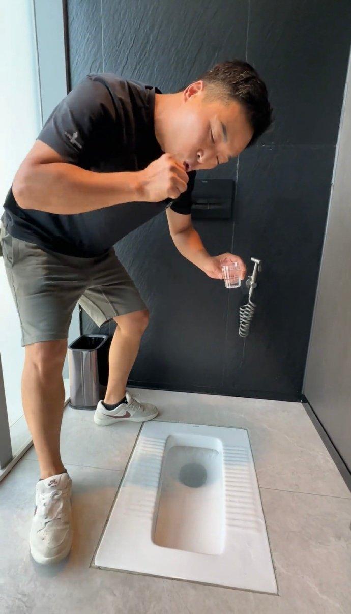 11月13日，经视直播记者联系到老板名下其中一家门店成都金刚电竞（温江合生汇店）