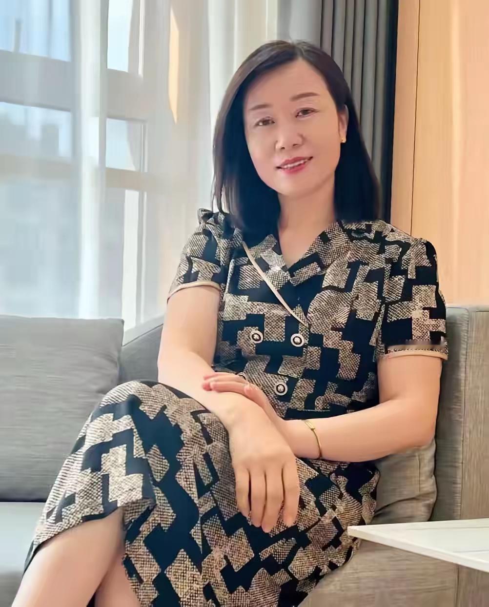 我不伺候婆婆，53岁离婚，谁爱伺候谁伺候离婚那天从民政局出来，老周站在台阶上